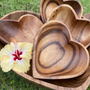 Acacia Wood Set of 8 | Heart design | Mother bowl with 5 servers and utensils | Handmade bowls | Salad Bowl | Pasta Bowl | Serving Bowl